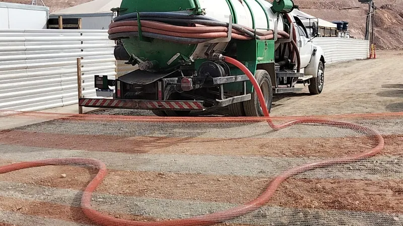 Caminhão limpa fossa da Desentupidora Hidro Aqua em atendimento