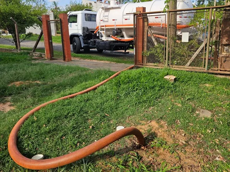 Caminhão limpa fossa da Desentupidora Hidro Aqua durante atendimento