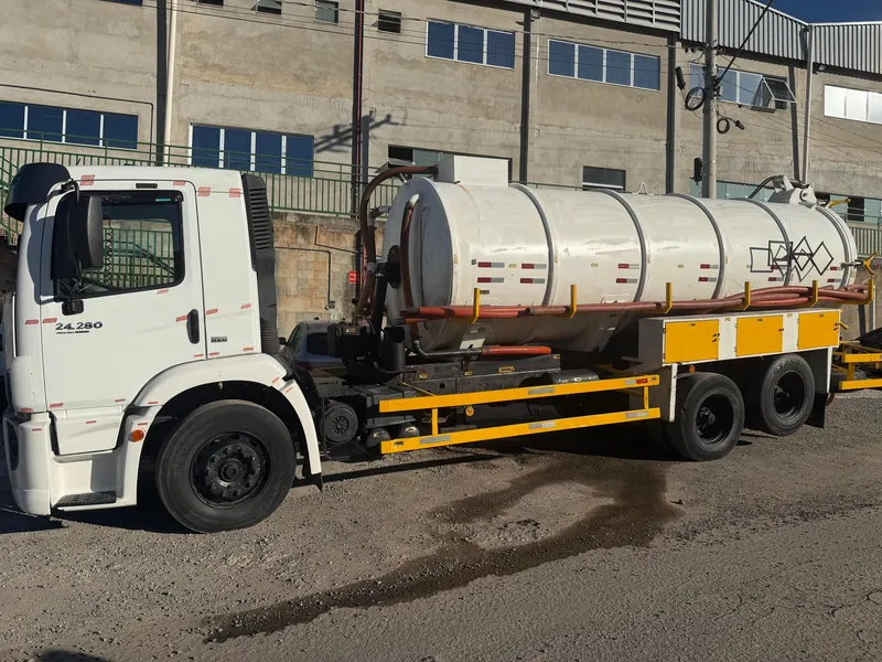 Caminhão limpa fossa da Hidro Aqua em área industrial
