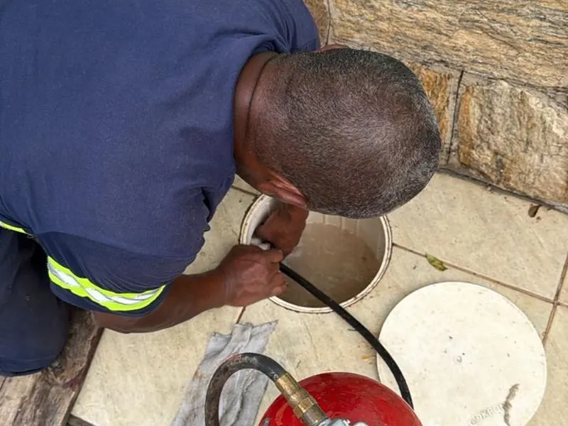 Profissional da Hidro Aqua fazendo desentupimento de ralo