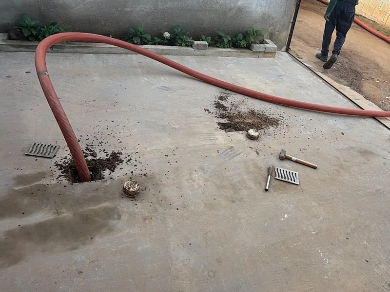Sucção em caixa de esgoto em piso de área coberta
