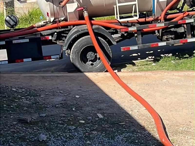 Tanque do caminhão limpa fossa durante o esgotamento