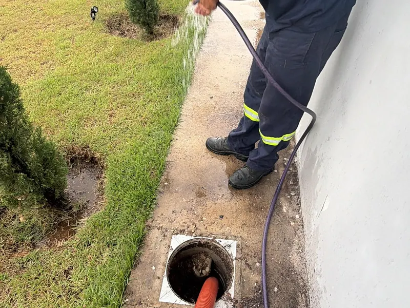 Técnico da Hidro Aqua trabalhando em caixa de inspeção