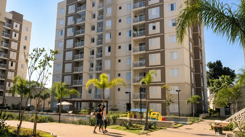 Prédio residencial de condomínio com área verde